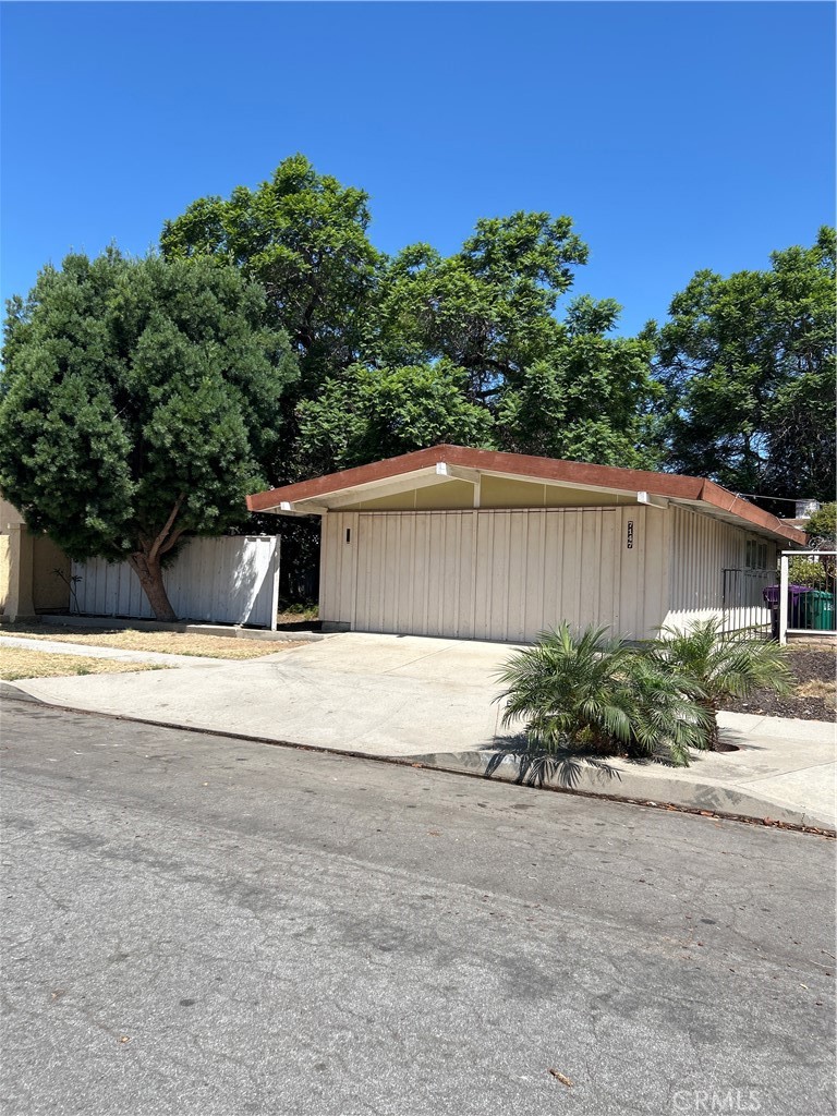 Seize the opportunity to own this architectural gem designed by Cliff May in the highly desirable Rancho Estates neighborhood of Long Beach, an iconic community of mid-century modern Ranch-style homes.
This 3-bedroom, 2-bathroom residence is filled with potential and ready for your vision. With its signature indoor-outdoor flow and timeless design, the home offers the perfect canvas for renovation and transformation into a modern masterpiece.
Ideally located just minutes from El Dorado Park, featuring lakes, trails, a nature center, and golf courses. Enjoy proximity to top-rated schools, shopping, dining, and major freeways, making it a rare blend of location, lifestyle, and investment opportunity.
Seize the chance to reimagine a classic Cliff May home and create your dream property in one of Long Beach’s most sought-after neighborhoods.