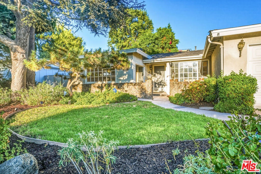 Photo of 5518 Saloma Avenue, Sherman Oaks, CA 91411 (MLS # 26987113)