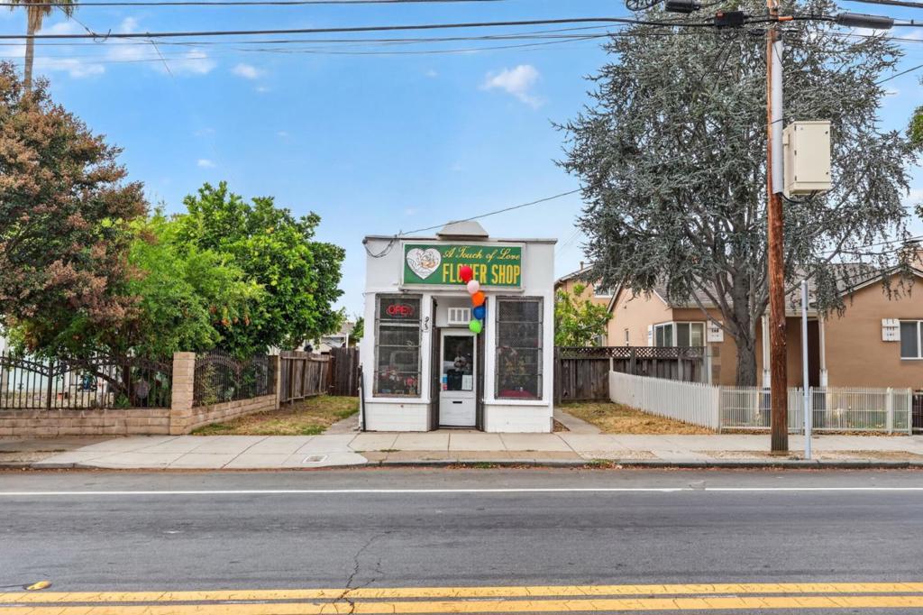 915 E Julian Street