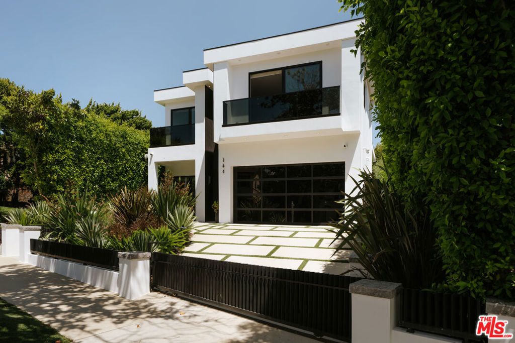 Photo of 144 N Bowling Green Way, Los Angeles, CA 90049 (MLS # 26824107)
