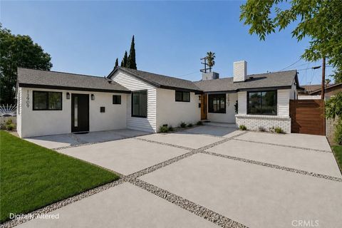 Photo of 13907 13909 Wyandotte Street, Van Nuys, CA 91405 (MLS # SR26156615)
