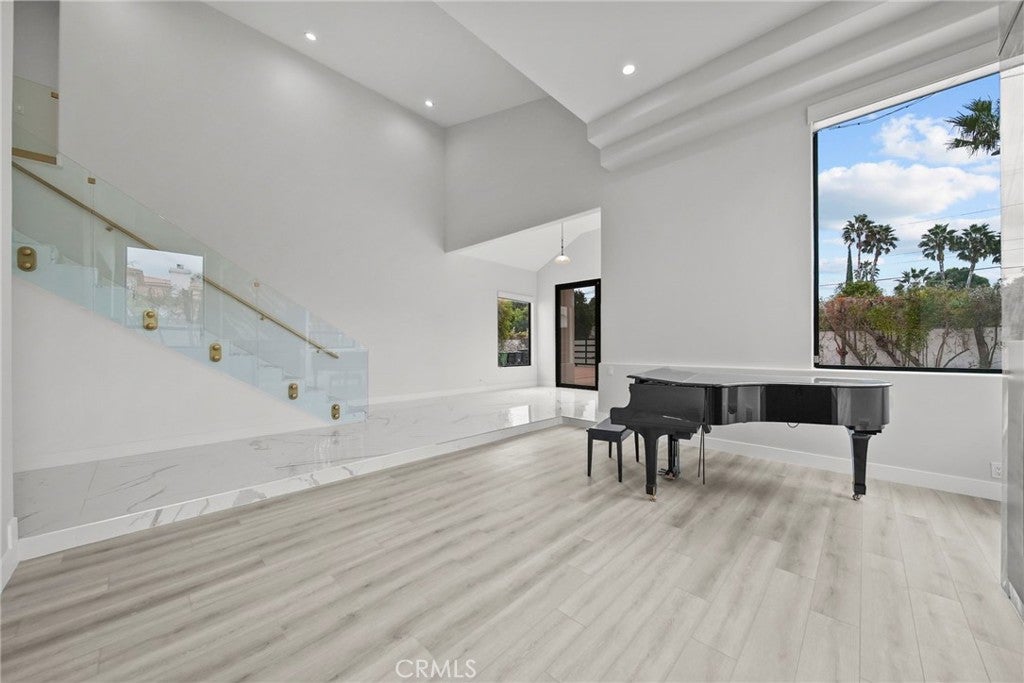 Photo of 23129 Burbank Boulevard, Woodland Hills, CA 91367 (MLS # SR26150223)