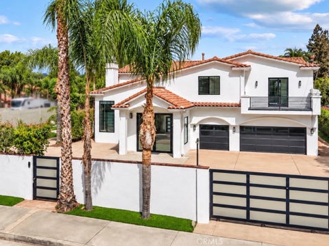 Photo of 23129 Burbank Boulevard, Woodland Hills, CA 91367 (MLS # SR26150223)