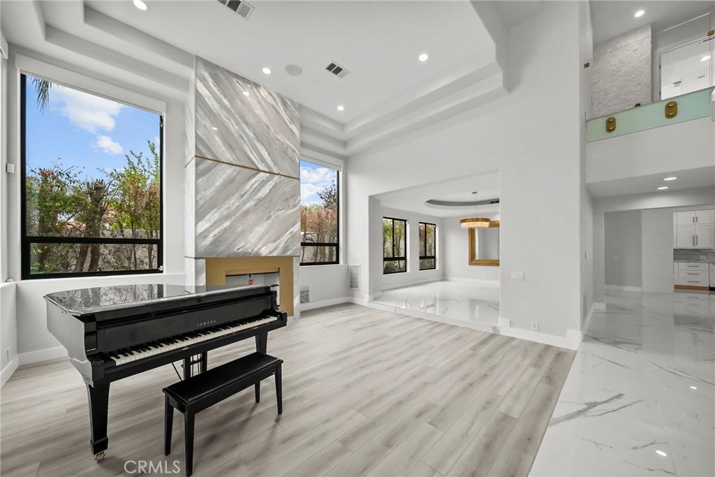 Photo of 23129 Burbank Boulevard, Woodland Hills, CA 91367 (MLS # SR26150223)