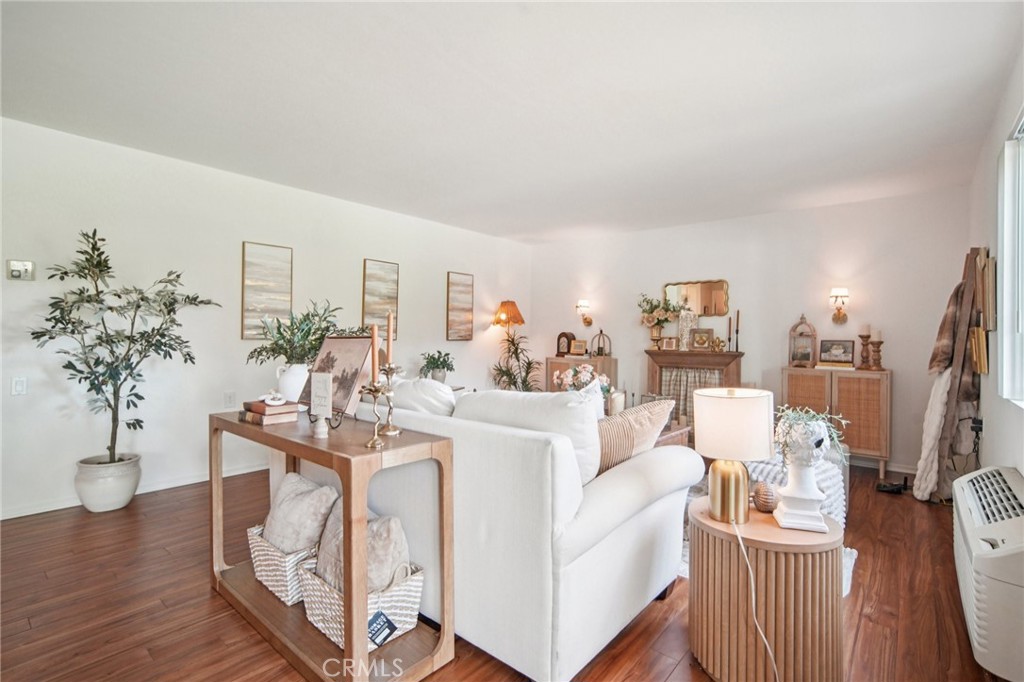 2402 Via Mariposa W 1E