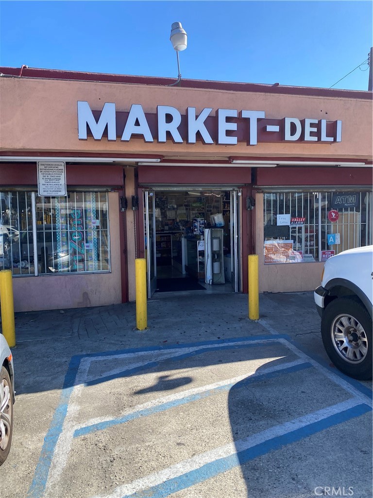 Exciting Opportunity to own a Well-Established Business for sale located in prime ,high traffic area in Los Angeles. Business is currently operating as a Market and sale includes. All merchandise,building,equipment and health department permit approved to sale hot and cold food. Also five parking spaces and metal security fence surrounding the property. Business generates $10,000 + a month an additional $3,000 monthly from a recycling operation. Don't miss out on this perfect chance to own a thriving business with great earning and excellent potential!