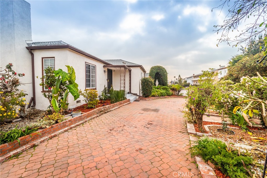 870 N Alexandria Avenue