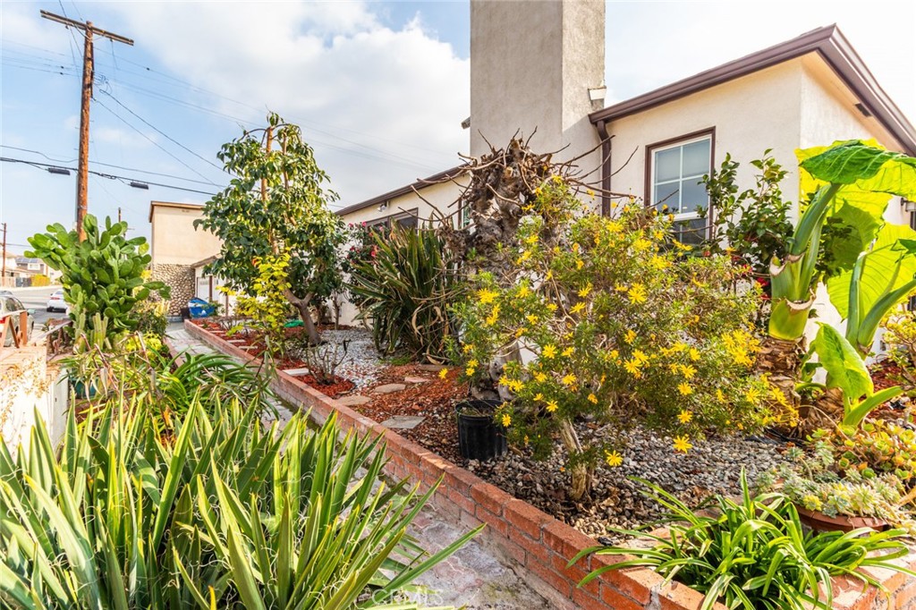 870 N Alexandria Avenue