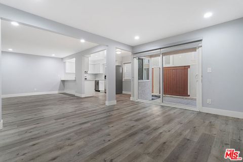 Tiny photo for 210 S Lucia Avenue, Redondo Beach, CA 90277 (MLS # 25560479)