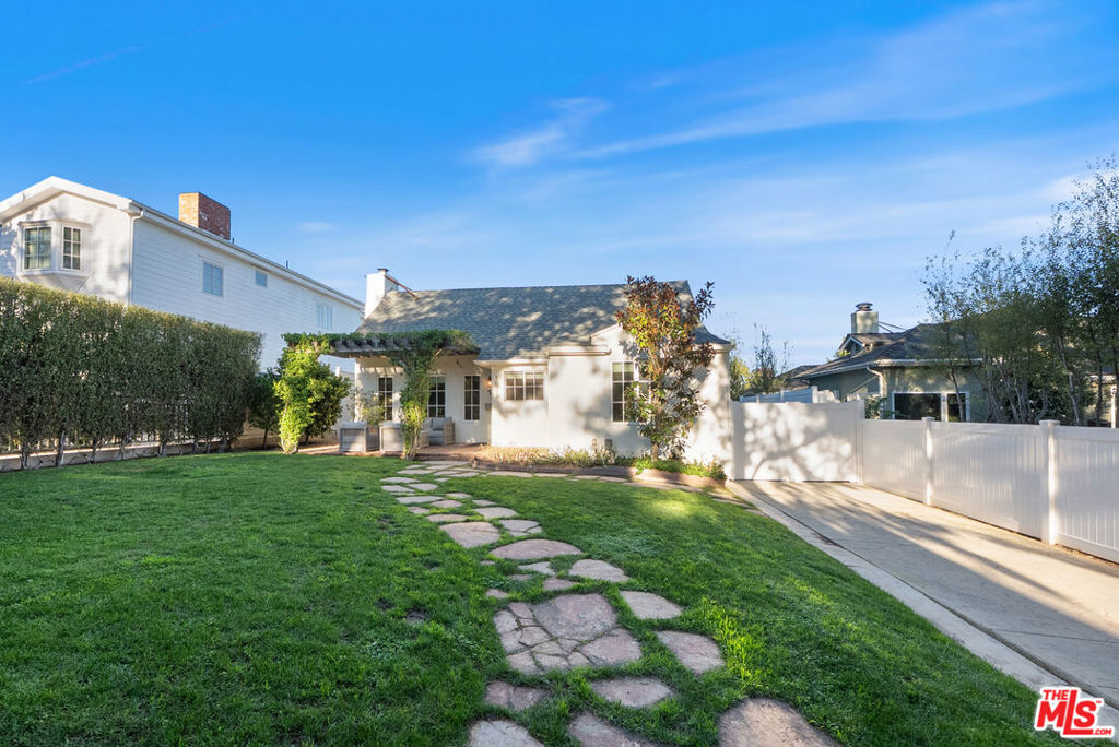 1023 Centinela Avenue