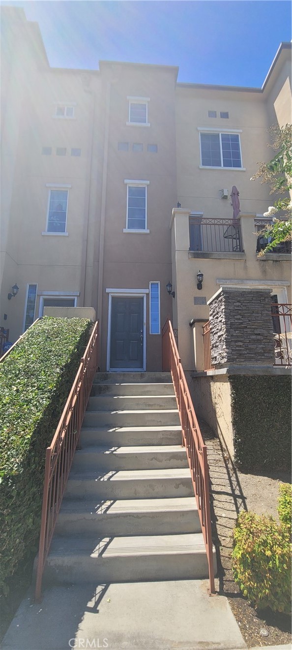 Beautiful three-story condo located in the gated community, it's closed to school, restaurants, shopping center, grocery stores and has easy access to the freeway. First floor has a suite with own bathroom and a private patio. Second floor is a spacious living room with dinning area and nice kitchen. Two bedrooms on the 3rd floor including the master bedroom with walk-in closet, must see.