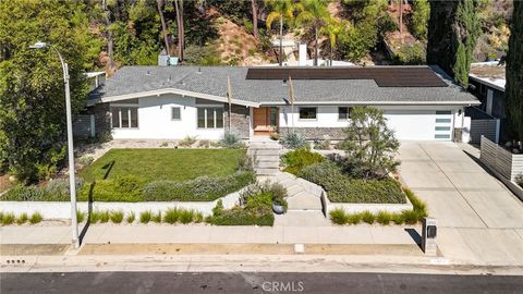 Photo of 4676 Arriba Drive, Tarzana, CA 91356 (MLS # TR25246107)