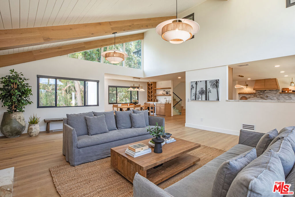 3525 Coast View Drive