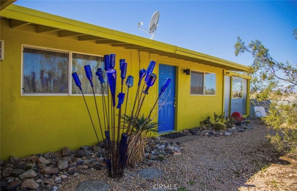 Welcome to your fully furnished 2 bedroom, 1 bathroom home in Twentynine Palms, CA. This vintage style house boasts a fenced yard for added privacy and security, perfect for enjoying the stunning mountain views. The covered patio provides a relaxing outdoor space to unwind and entertain guests. Located close to the base, this home offers convenience and comfort in a peaceful setting. Don't miss out on this opportunity to make this cozy retreat your own