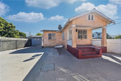 Photo of 122 W 53rd St #BACK UNIT, Los Angeles, CA 90037 (MLS # DW26038145)