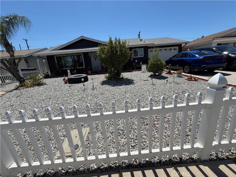 Photo of 395 Jade DR, Hemet, CA 92543 (MLS # CV26205909)