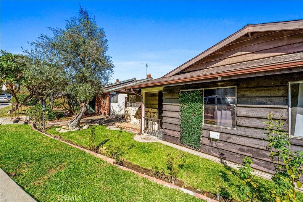 4133 E Mendez