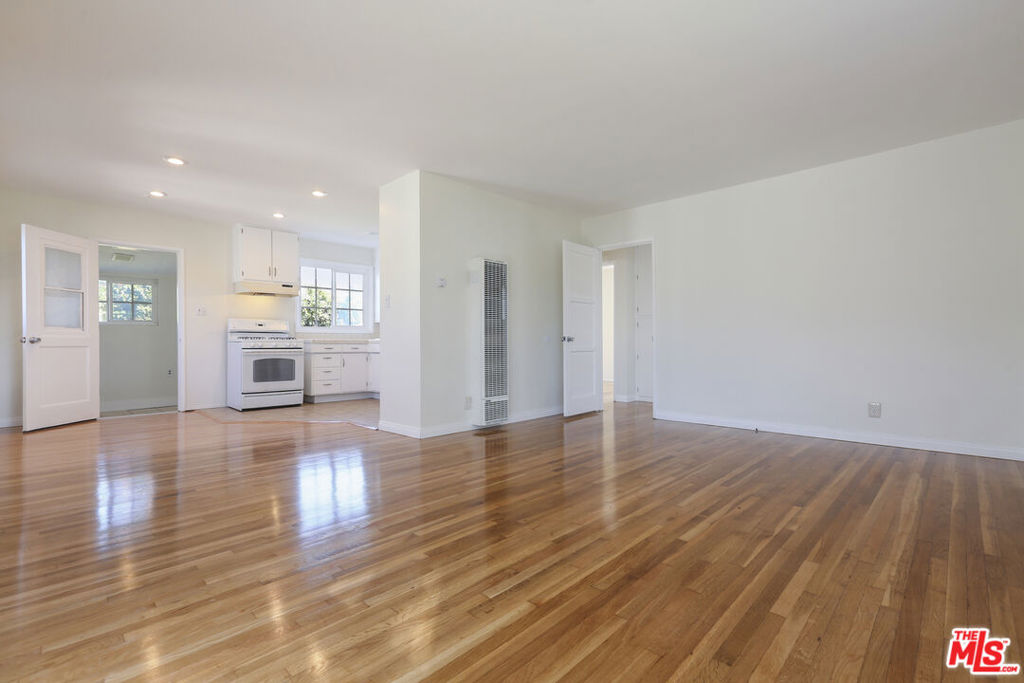 8326 BARNSLEY Avenue