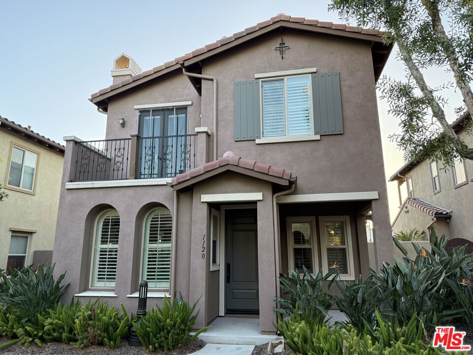 Spacious 3BR/2.5BA two-story home in Huntington Courts, Duarte. Bright living room with fireplace and dining area. Kitchen with granite counters, stainless appliances, and breakfast bar. Upstairs primary suite with walk-in closet, private balcony, dual sinks, soaking tub, and separate shower. Two more bedrooms plus laundry room upstairs. Private side yard, 2-car garage with storage and epoxy flooring. Close to City of Hope, parks, shopping, dining, and freeways. Long-term lease available.