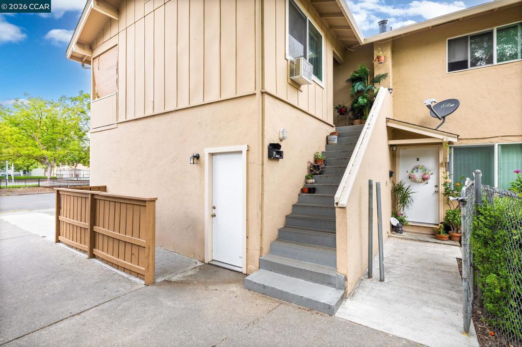 2561 Camara Cir
