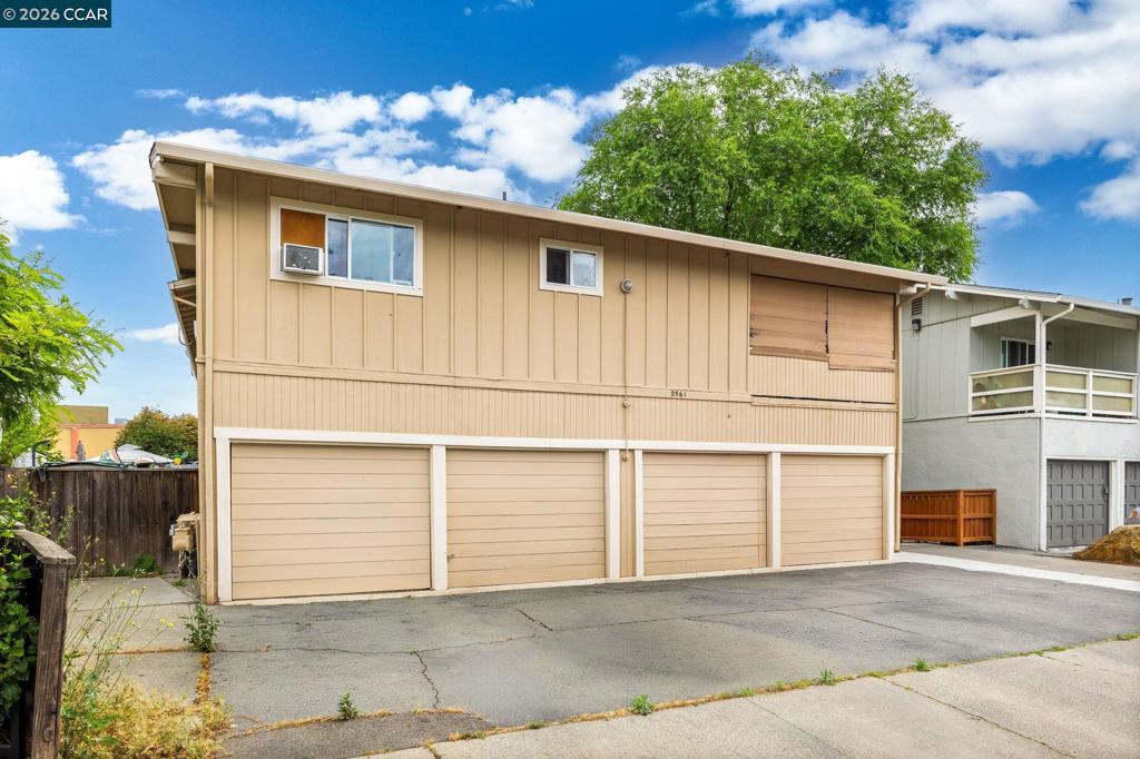 2561 Camara Cir