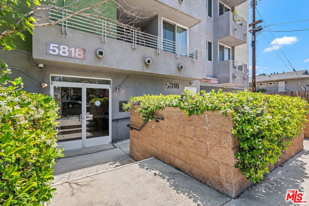5818 Whitsett Avenue 402