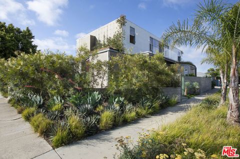 Photo of 1850 Walgrove Avenue, Los Angeles, CA 90066 (MLS # 26828301)