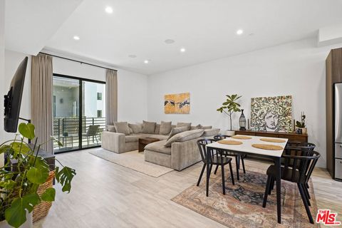 Photo of 6716 N Royce Lane, Van Nuys, CA 91411 (MLS # 26658527)