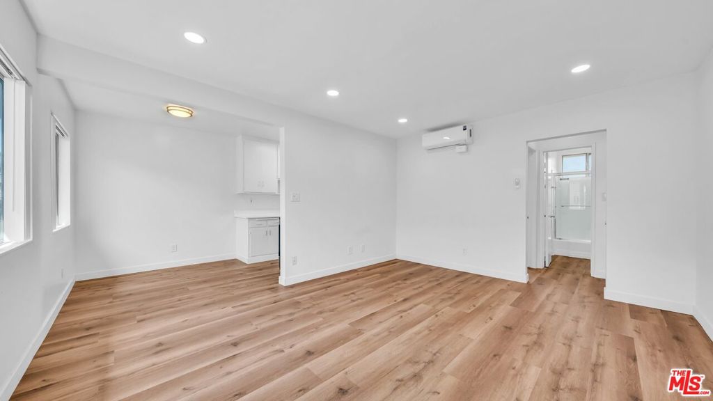 TOP FLOOR light & bright unit, one block from the beach, right off of Main Street and super close to Abbot Kinney. This beautiful top floor one bedroom has an updated new vinyl flooring, a spacious bedroom and a bathroom with tub & shower. Other features include a new AC split system in the living room & bedroom and a generous closet in the hallway. No pets.
