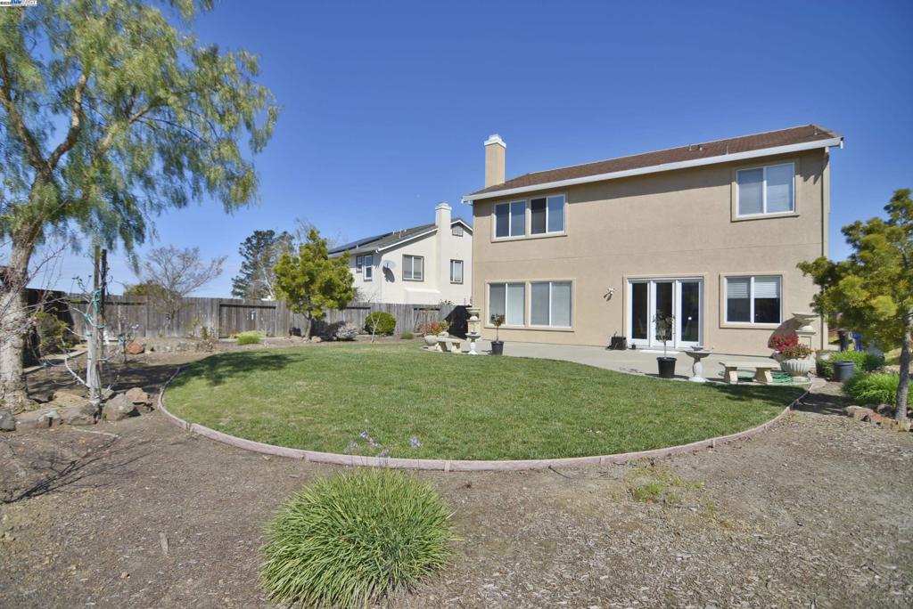 WHISPERING OAKS - Residential