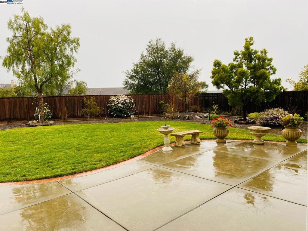 WHISPERING OAKS - Residential