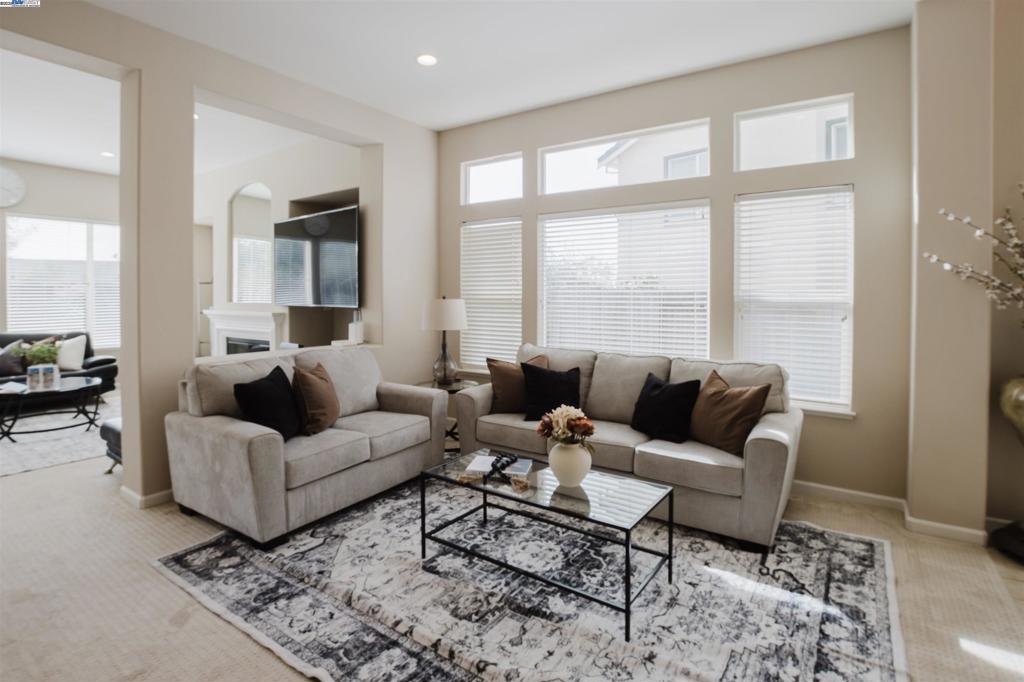 WHISPERING OAKS - Residential