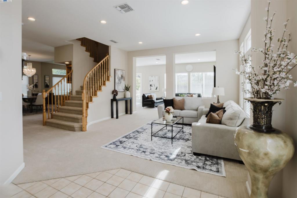 WHISPERING OAKS - Residential