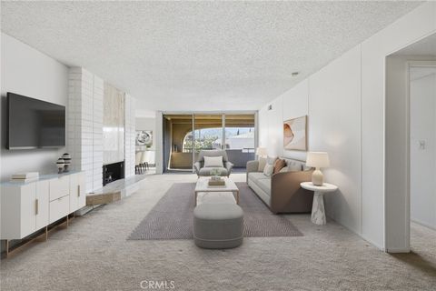 Photo of 5330 Lindley Avenue #305, Encino, CA 91316 (MLS # SR26045829)