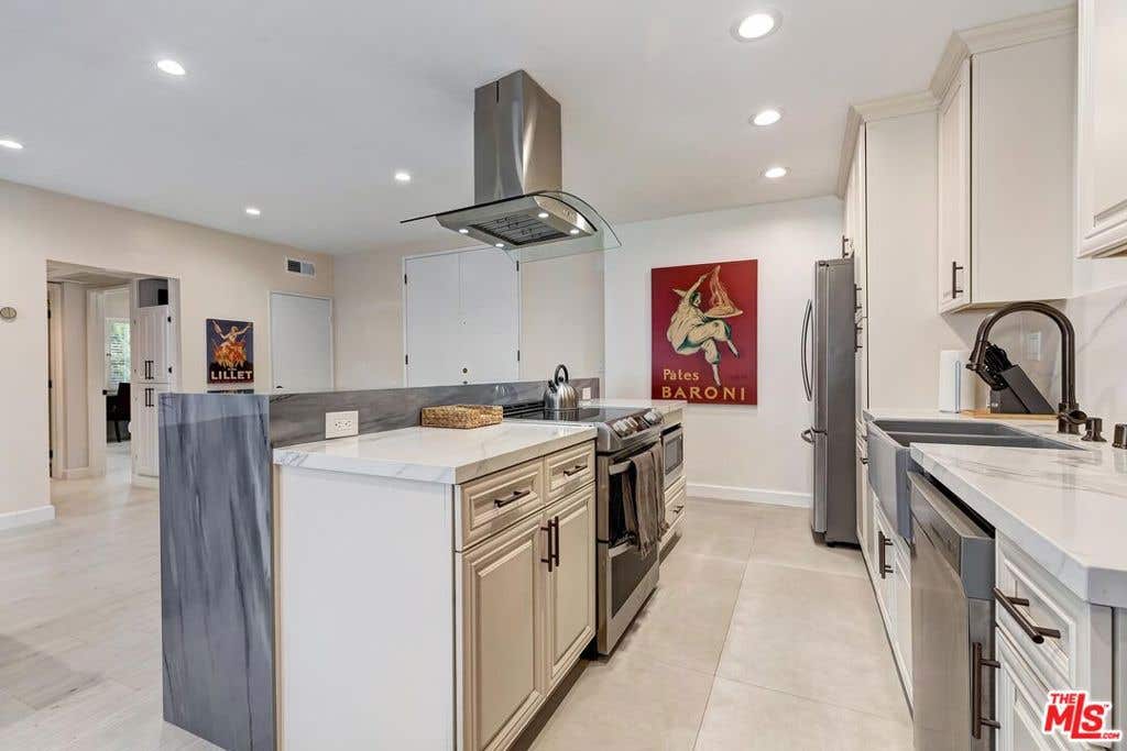 Photo of 622 S Barrington Avenue #206, Los Angeles, CA 90049 (MLS # 25585599)