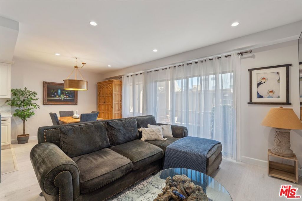 Photo of 622 S Barrington Avenue #206, Los Angeles, CA 90049 (MLS # 25585599)