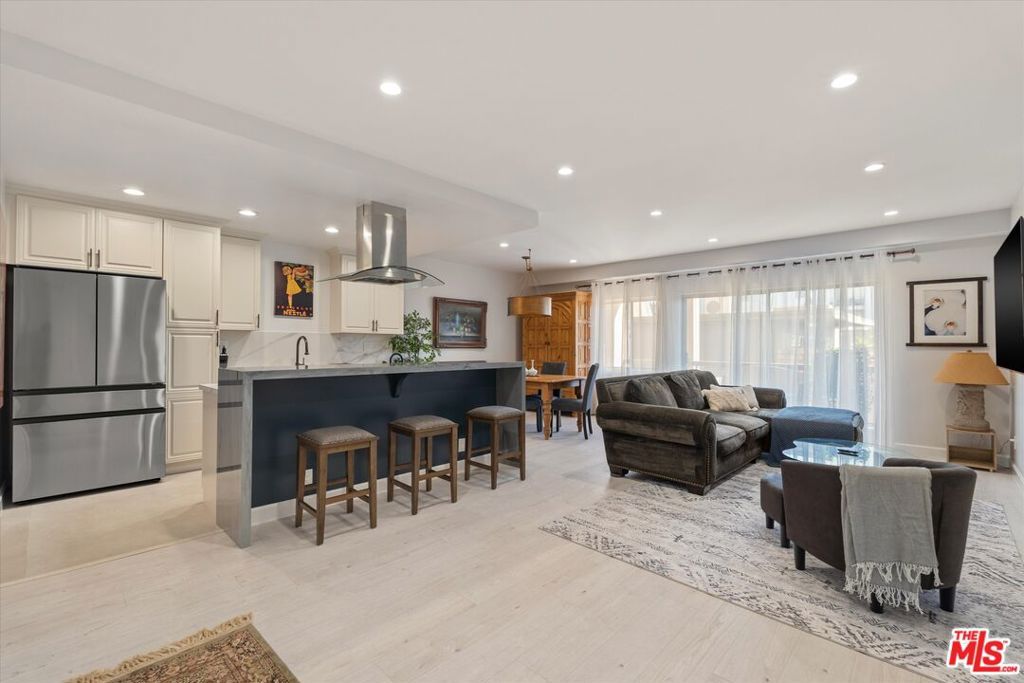 Photo of 622 S Barrington Avenue #206, Los Angeles, CA 90049 (MLS # 25585599)