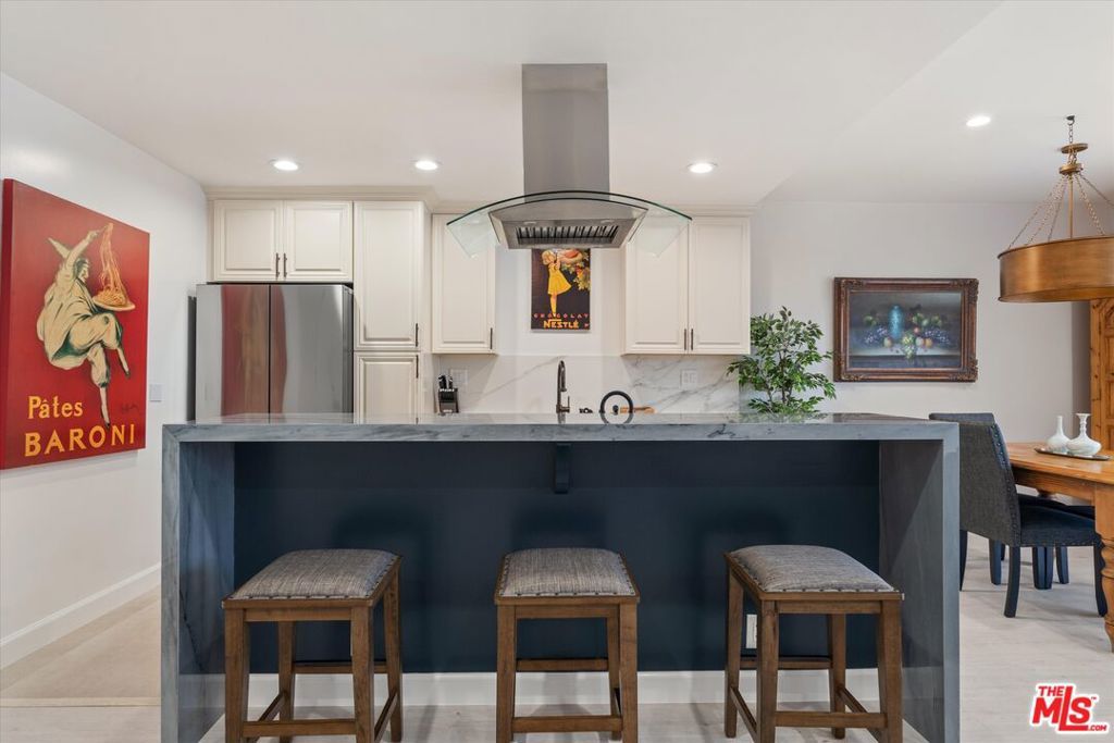 Photo of 622 S Barrington Avenue #206, Los Angeles, CA 90049 (MLS # 25585599)