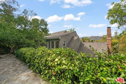 Photo of 5630 Spreading Oak Drive, Los Angeles, CA 90068 (MLS # 25592045)