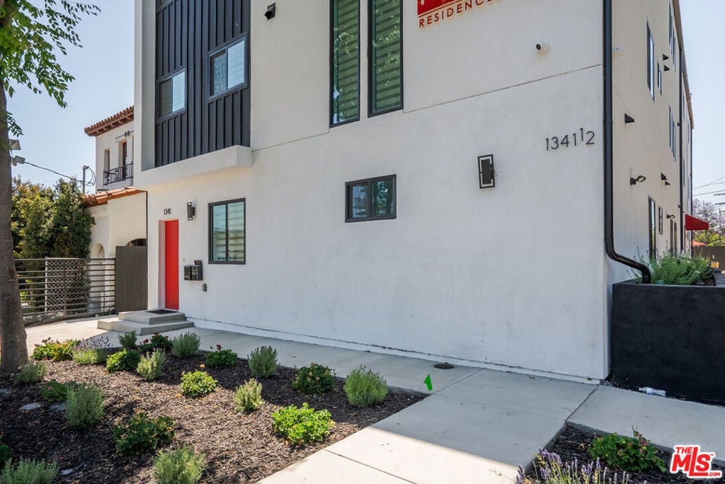 1341 N Mariposa Avenue