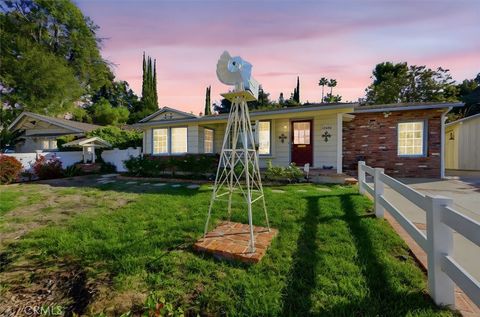 Photo of 22050 Independencia Street, Woodland Hills, CA 91364 (MLS # OC25267306)