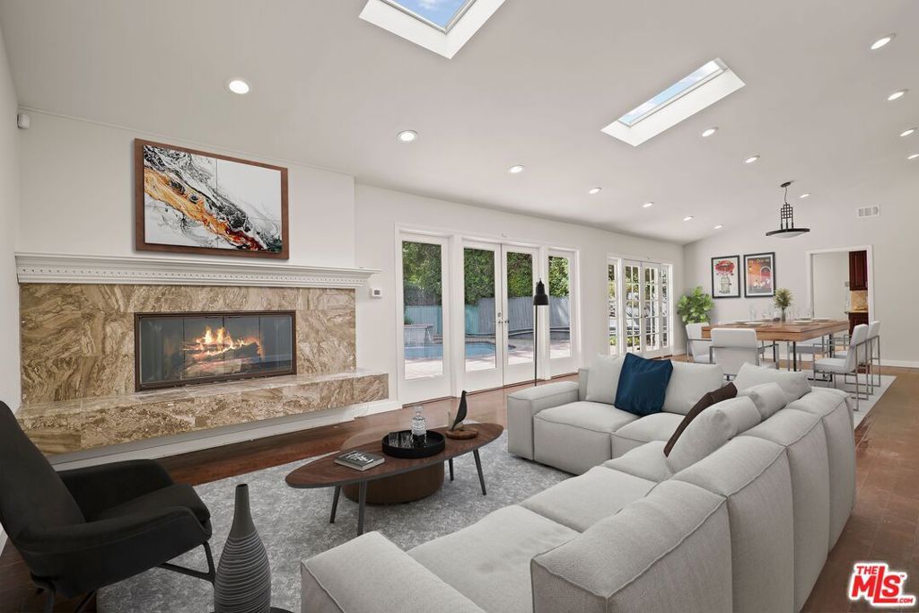 Photo of 15649 Woodfield Place, Sherman Oaks, CA 91403 (MLS # 25631539)