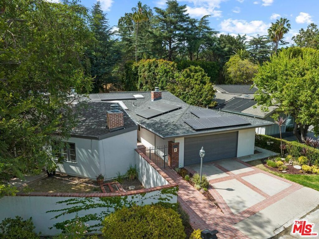 Photo of 15649 Woodfield Place, Sherman Oaks, CA 91403 (MLS # 25631539)