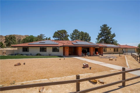 Photo of 19954 Tinne RD, Apple Valley, CA 92307 (MLS # CV26109492)