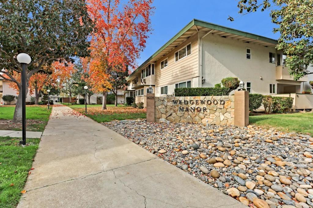 Steps to La Rinconada Golf Course, few miles from downtown Los Gatos, Near Vasona Park, access to Hi-way 85, 17 and 880 freeway and near Safeway and restaurants and Netflix campus. Top floor end unit with elevator access outfitted with Double pane windows, Granite counters, Maple cabinets, hardwood flooring throughout the area, Air Conditioning, Stainless Steel appliances, Refrigerator. Single level, clean and bright home in Wedgewood Manor. Open and inviting floor plan in a park like setting with numerous amenities. Beautifully landscaped grounds. Complex includes clubhouse with library and exercise space, central meeting area, community woodworking shop. Marshall Lane, Rolling Hills, Westmont High schools. One of the only few units in the complex that has a Washer and Dryer in Unit! Price to sell!