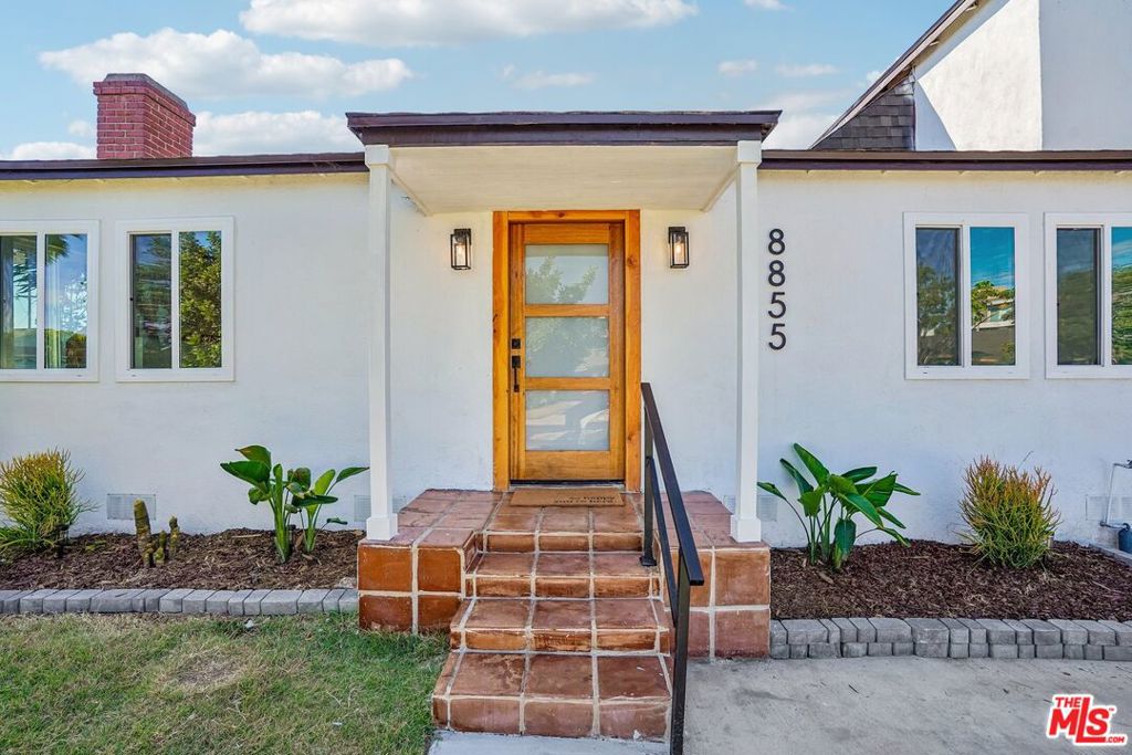 8855 Lilienthal Avenue