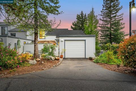 Photo of 225 Woodside Ct Ct, Grass Valley, CA 95945 (MLS # 41129257)