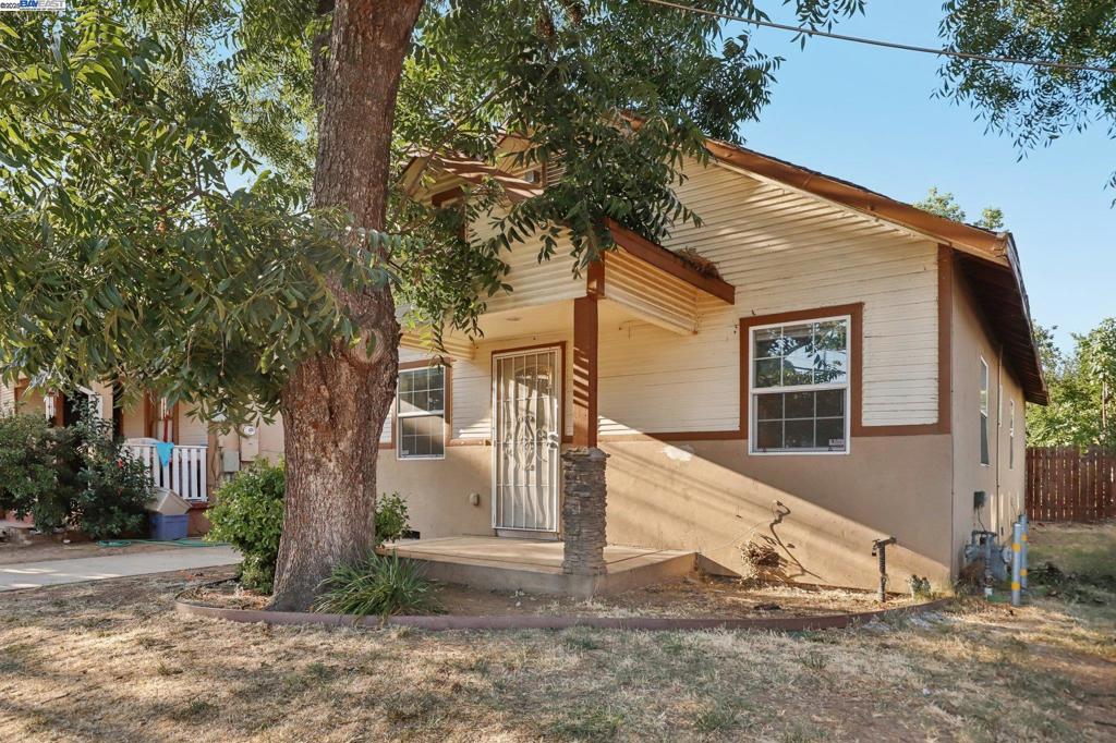 Welcome to this charming 3-bedroom, 1-bath home nestled in a peaceful, well-established neighborhood. This move-in-ready home offers an inviting layout filled with natural light and a comfortable living space. The spacious backyard is ideal for entertaining or simply relaxing outdoors. Don't let this perfect opportunity pass you by!