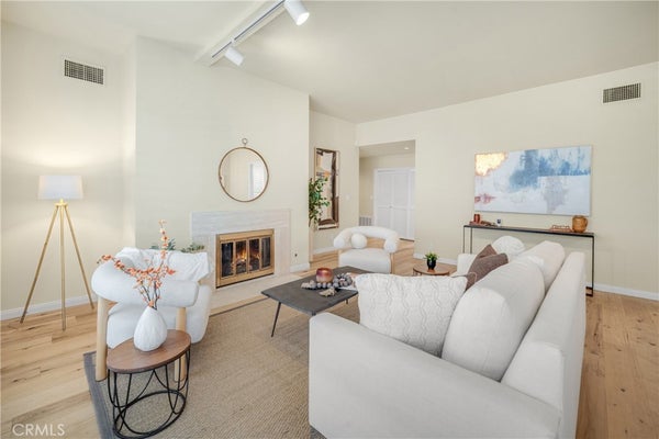 1870 VETERAN AVE APT 101, LOS ANGELES, CA 90025 - Image fd0a6a24e37eae6c0426a5d3fe98aef4/4046048381