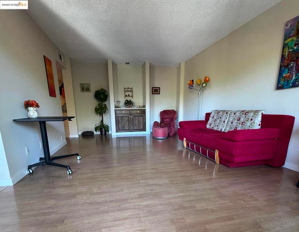 listing image 130725406470764656211